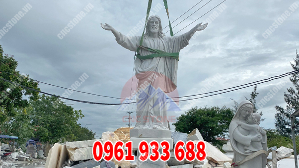 Tượng Chúa Giang Tay – Tượng Đức Mẹ Lắp Đặt Thử Lên Kệ Trước Khi Vận Chuyển Sang Úc