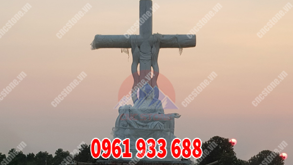 Lắp đặt xong tượng Đức Mẹ Sầu Bi – Chúa Giêsu tại Hải Dương